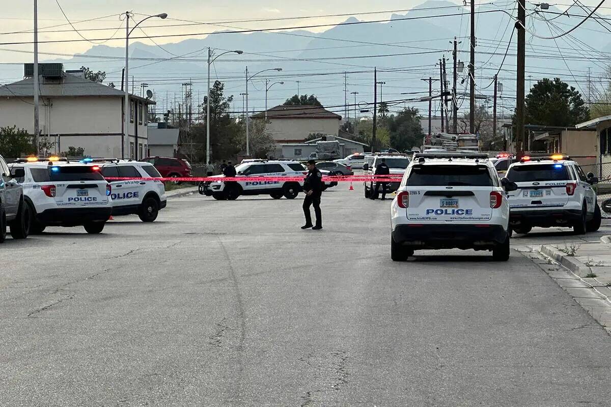 La policía de North Las Vegas investiga un tiroteo mortal cerca de East Nelson Avenue en Magne ...