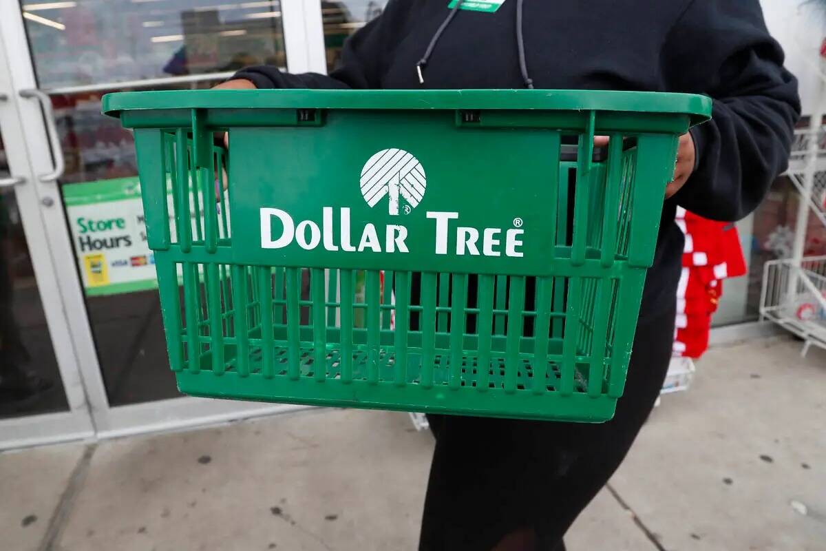 Un empleado trae una canasta de compras en una tienda Dollar Tree en Richland, Mississippi, el ...