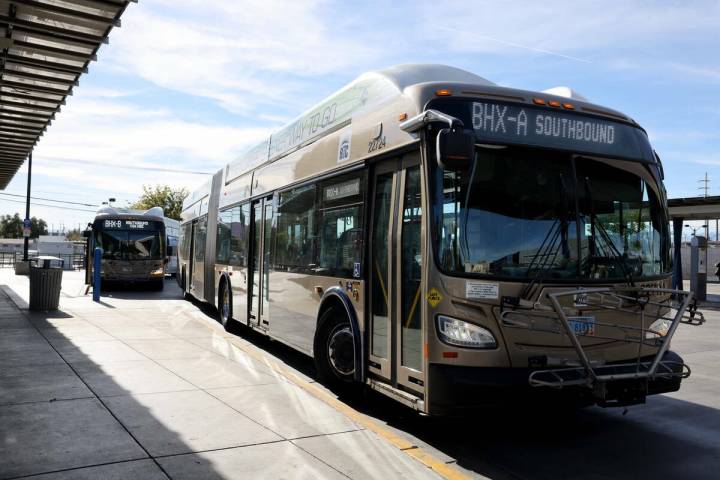 Conductores de autobús de la Comisión de Transporte Regional se disponen a recoger pasajeros ...