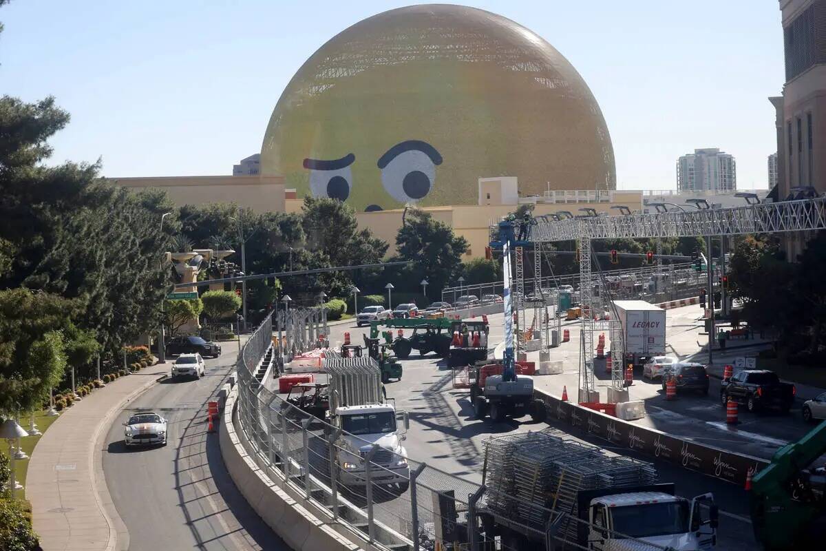 Emoji observa cómo los equipos retiran las vallas del circuito del Grand Prix de Las Vegas en ...