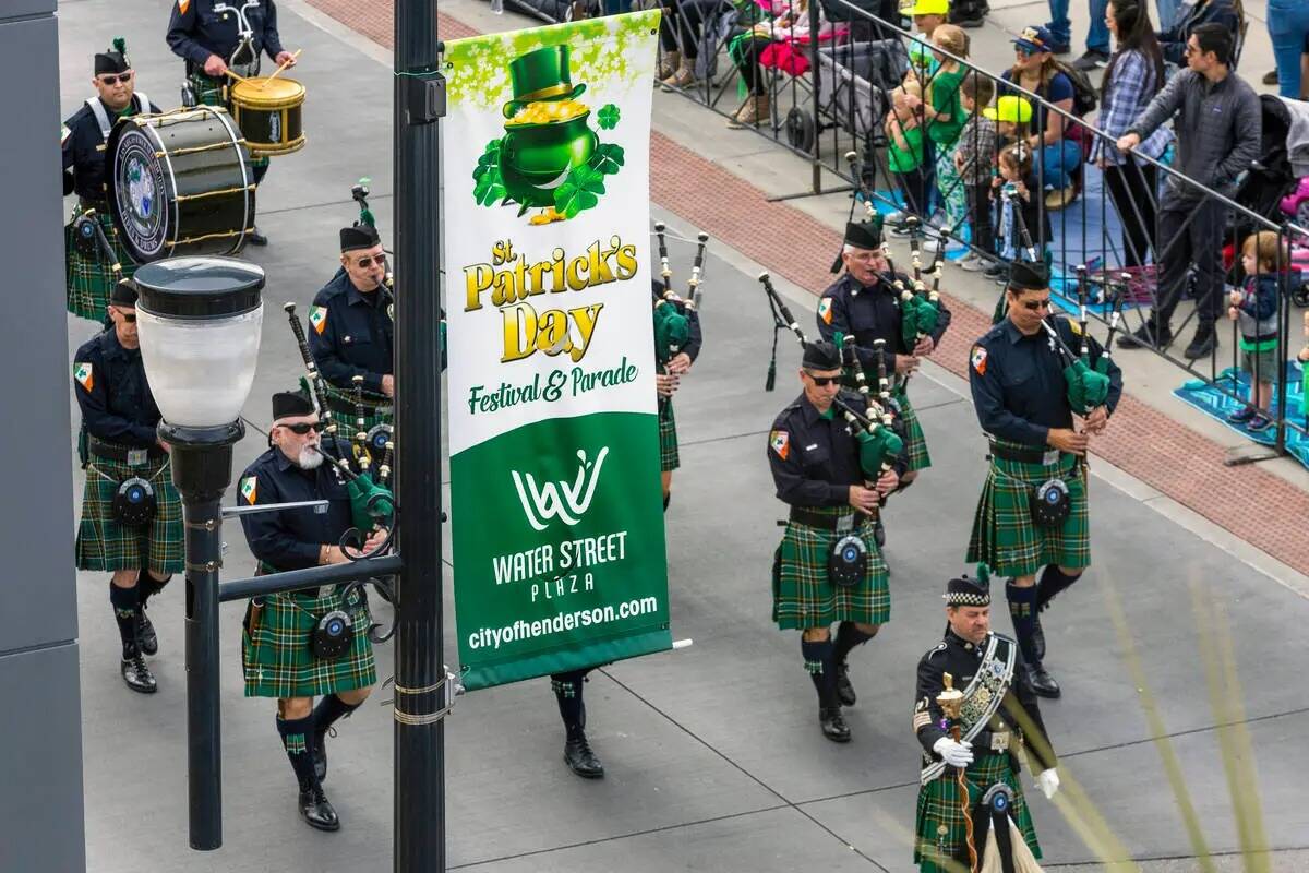 Miembros de Emerald Society Pipes and Drums Band de Las Vegas tocan en el desfile por Water Str ...