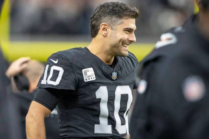 El quarterback de los Raiders Jimmy Garoppolo (10) sonríe mientras observa el juego del equipo ...