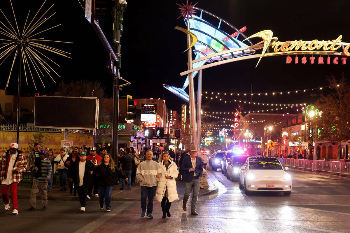 Fiesteros de Año Nuevo cruzan Las Vegas Boulevard para asistir al festival Time of Your Life e ...