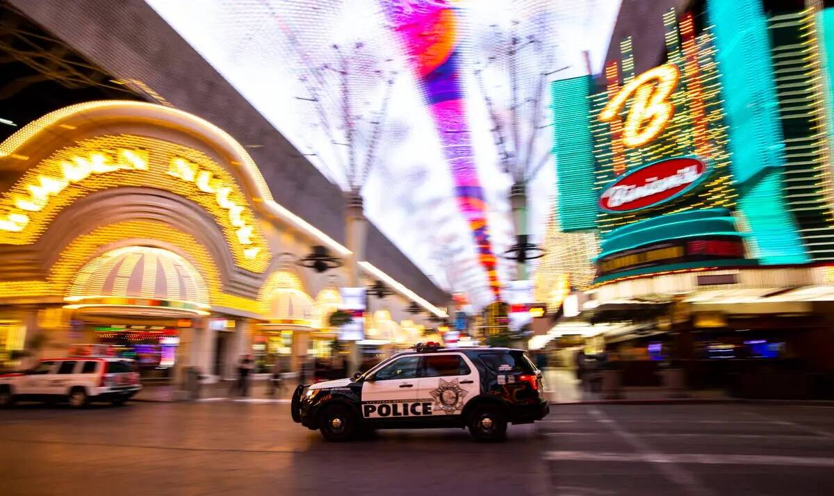 Un vehículo de la policía de Las Vegas pasa por Fremont Street Experience tras la orden estat ...