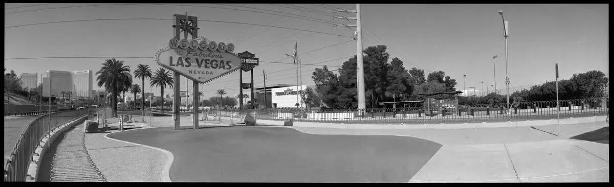 El letrero Welcome to Fabulous Las Vegas en Las Vegas Boulevard está desprovisto de la multitu ...