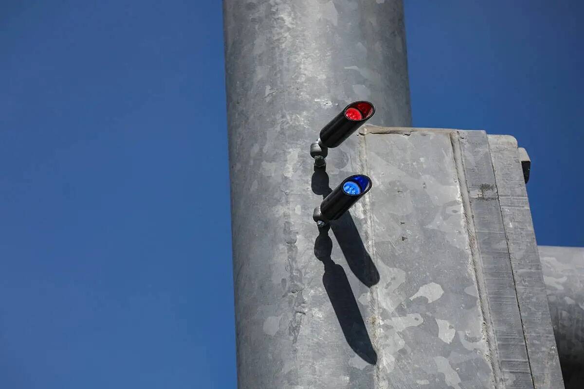 Indicadores de semáforos en rojo en un poste de alumbrado público en la intersección de East ...