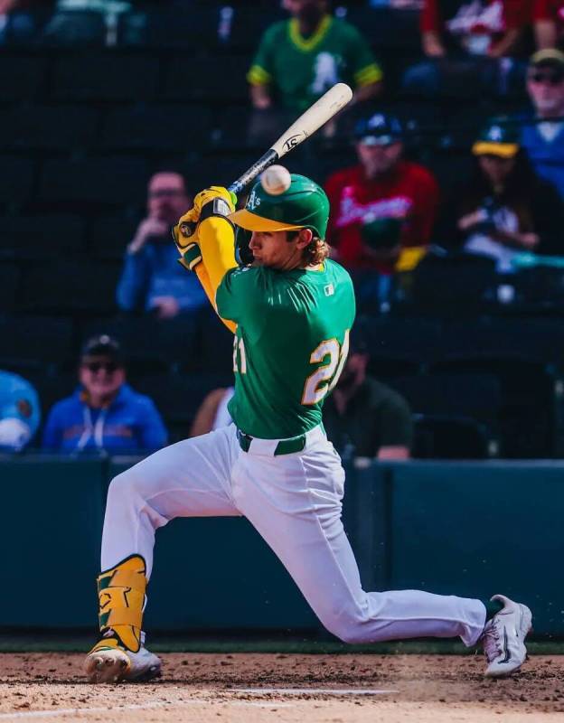 El receptor de los Oakland A's, Tyler Soderstrom (21), golpea la bola durante un partido del fi ...