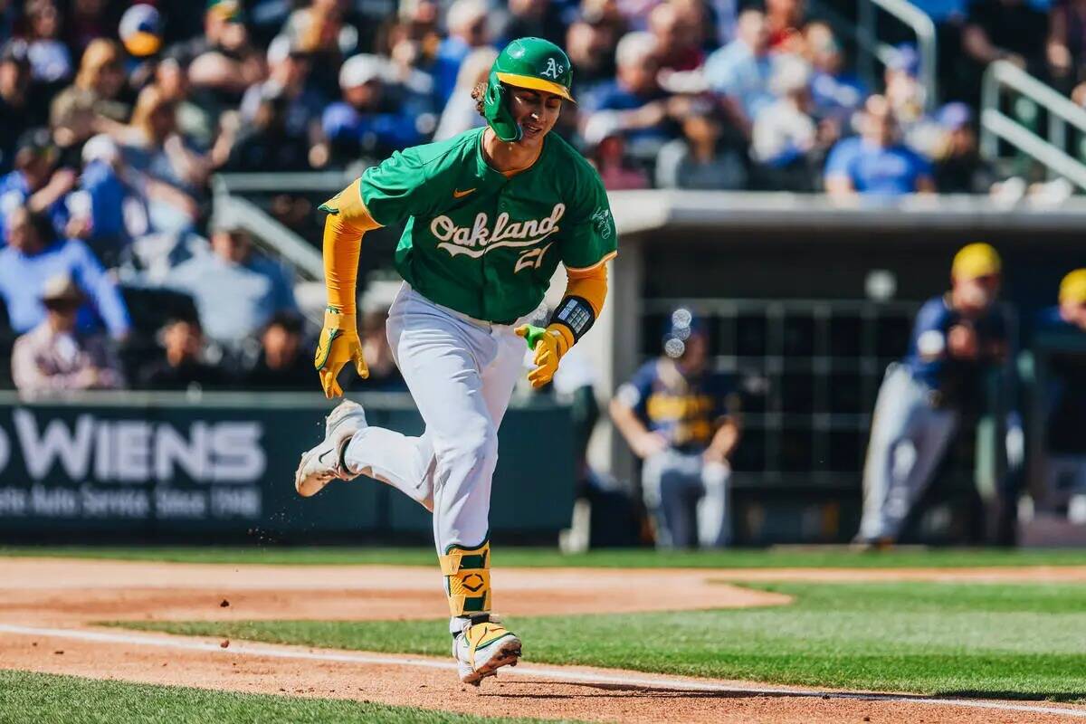 El receptor de los Oakland A's, Tyler Soderstrom (21), corre hacia la segunda base durante un p ...