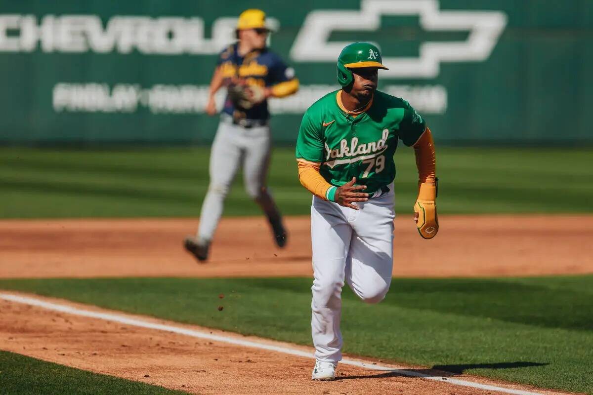 El jardinero de los Oakland A's Jeisson Rosario (79) corre hacia el home plate durante un parti ...