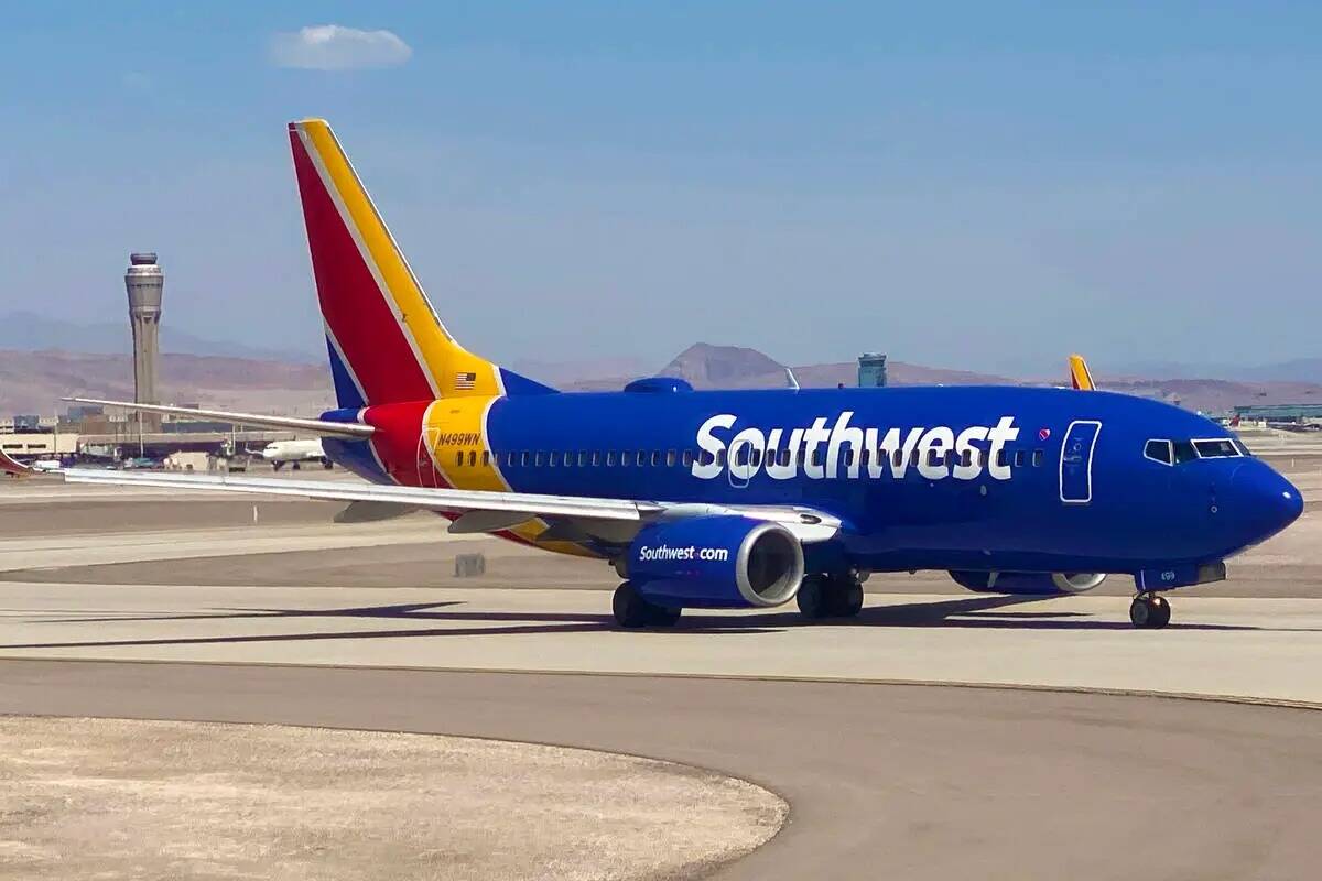 Un avión de Southwest Airlines circula antes de despegar en el Aeropuerto Internacional Harry ...