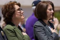 Las senadoras Jacky Rosen, izquierda, y Catherine Cortez Masto, ambas demócratas por Nevada, r ...