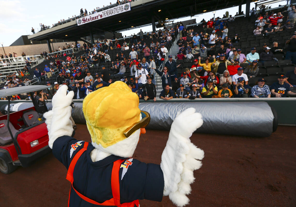 La mascota Spruce the Goose anima a la multitud antes del inicio del primer partido en casa de ...