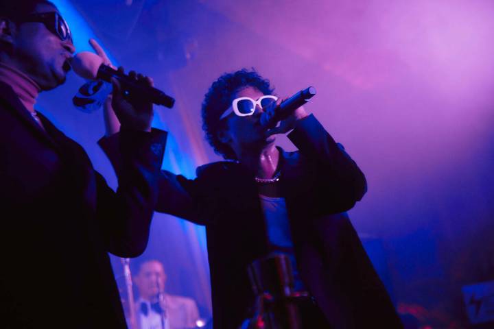 Babyface y Bruno Mars en la inauguración VIP de The Pinky Ring en el Bellagio, el sábado 10 d ...