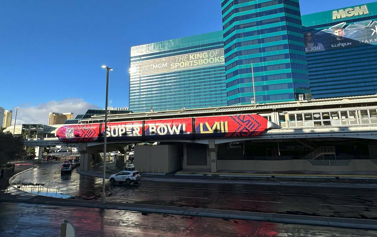 Un tren del Monorraíl de Las Vegas envuelto en un anuncio del Super Bowl en el MGM Grand, con ...