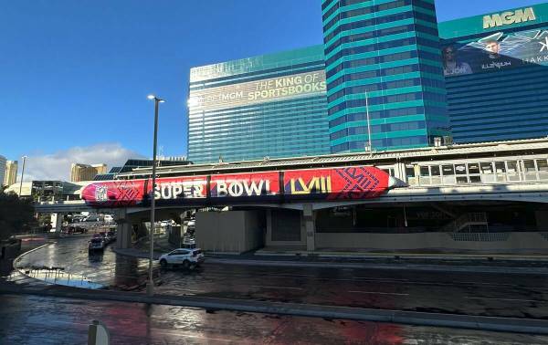 Un tren del Monorraíl de Las Vegas envuelto en un anuncio del Super Bowl en el MGM Grand, con ...
