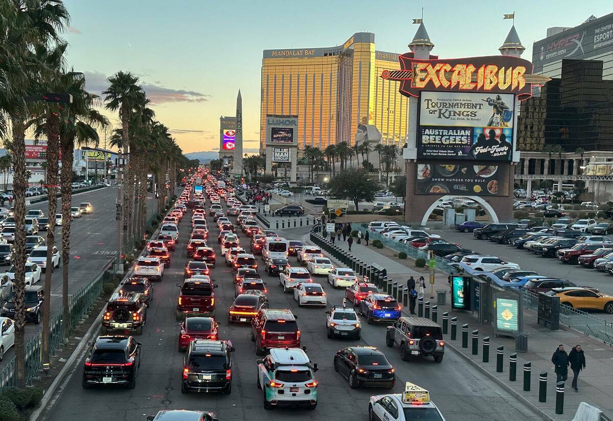 Atasco de tráfico en el Strip de Las Vegas visto desde un puente peatonal en Tropicana Avenue, ...