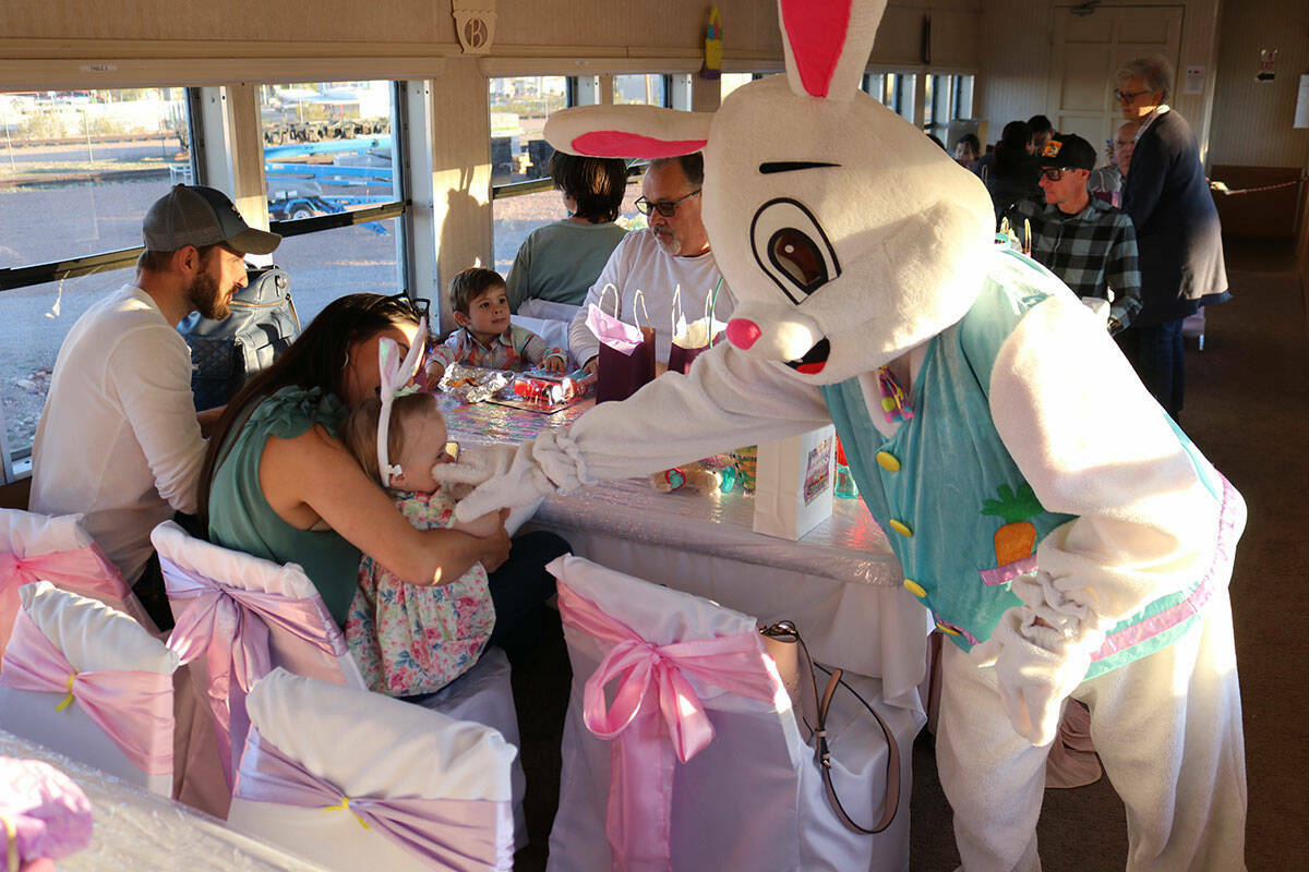 Las familias pueden disfrutar del Bunny Express los viernes, sábados y domingos por la noche h ...
