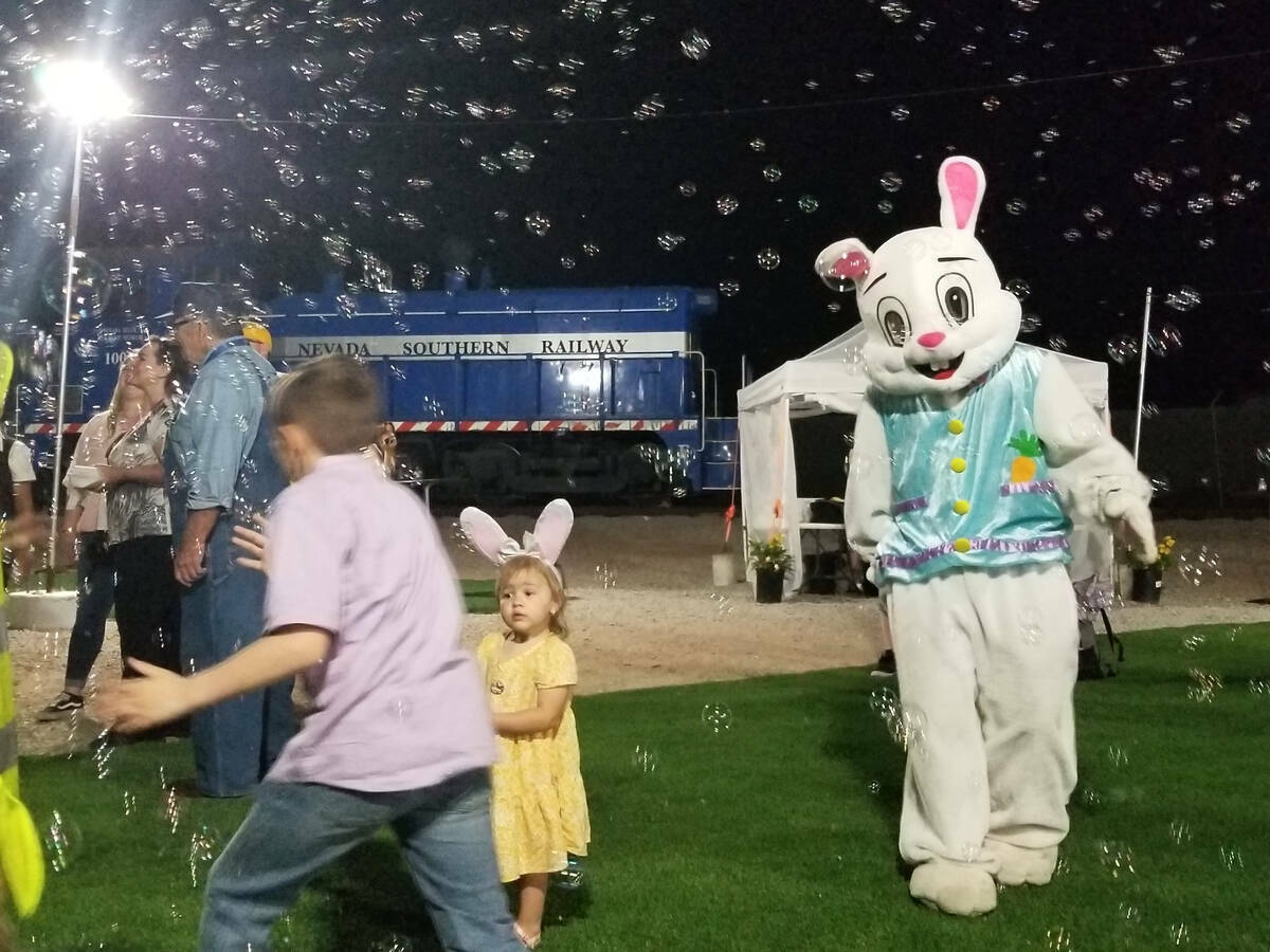 Las familias pueden disfrutar del Bunny Express los viernes, sábados y domingos por la noche h ...