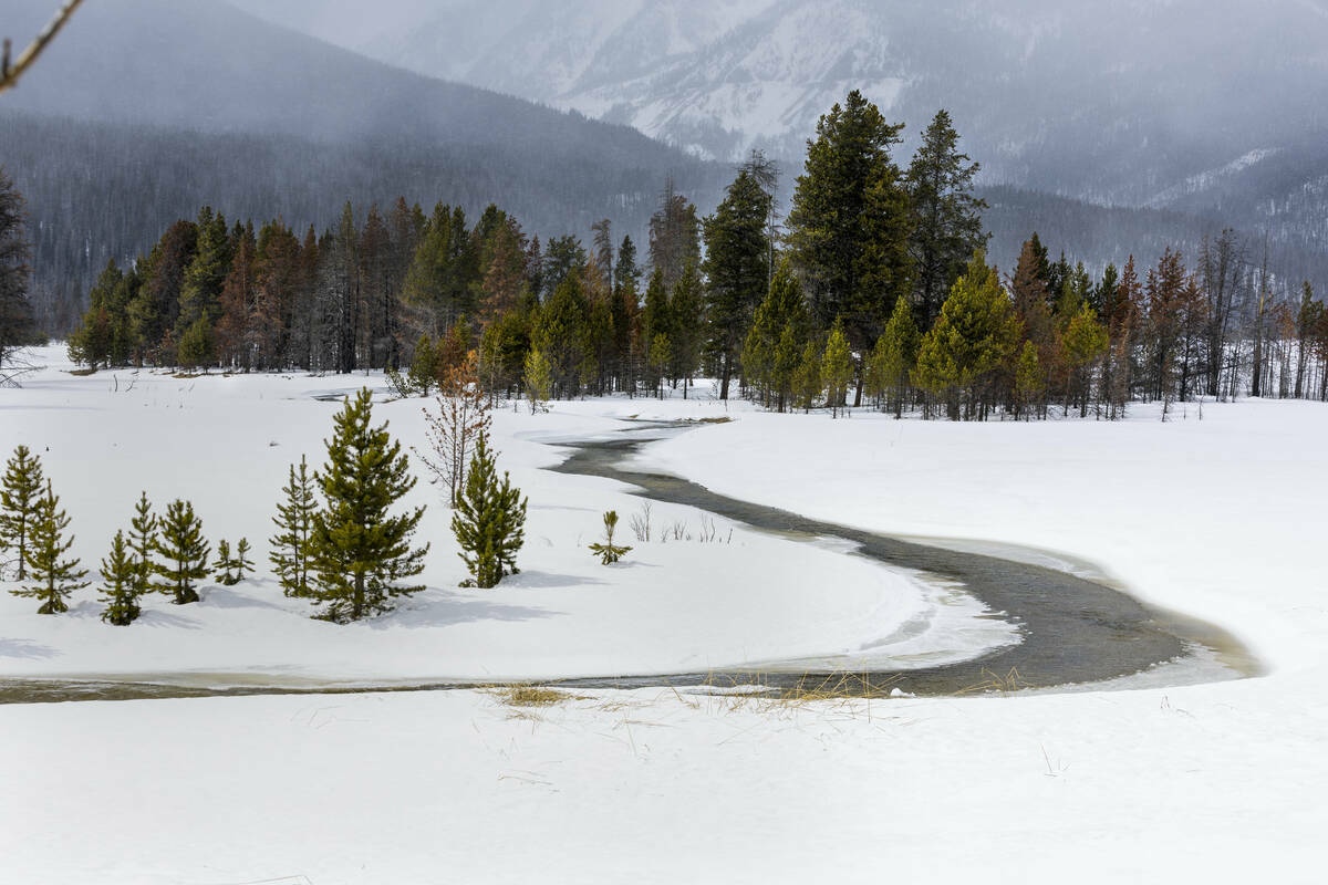 La nieve sigue cayendo mientras el río Colorado en su cabecera está todavía en parte bajo la ...