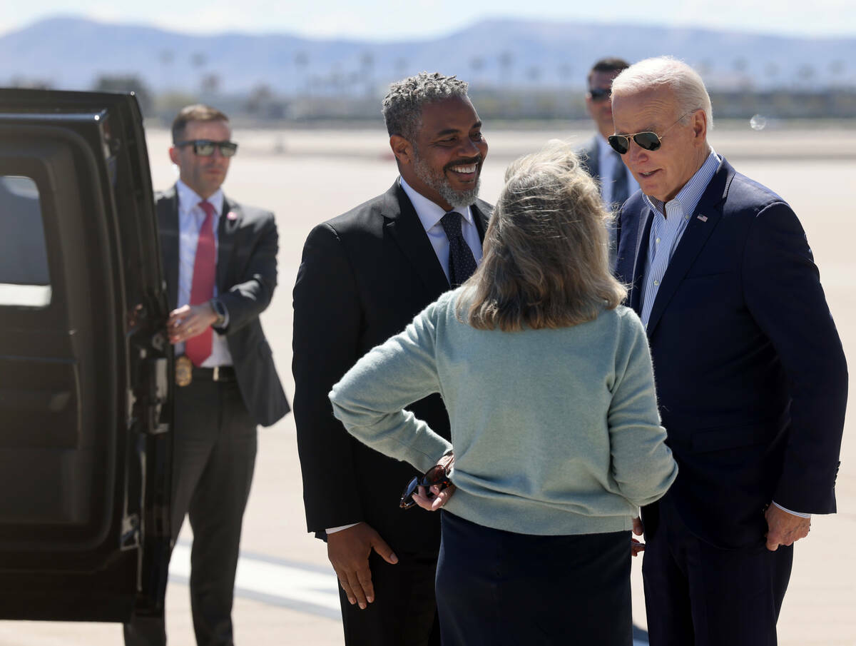 El presidente Joe Biden saluda a los representantes Steven Horsford y Dina Titus tras llegar en ...