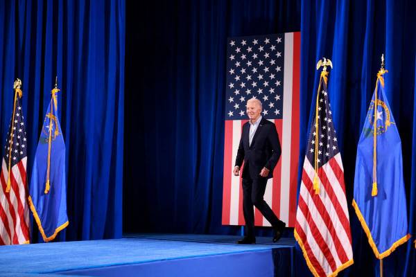 El presidente Joe Biden sube al escenario en el Stupak Community Center, en Las Vegas, el marte ...