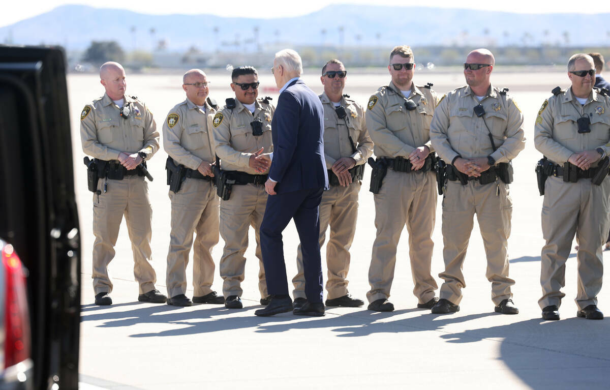 El presidente Joe Biden saluda a agentes de policía de Las Vegas a su llegada al Aeropuerto In ...