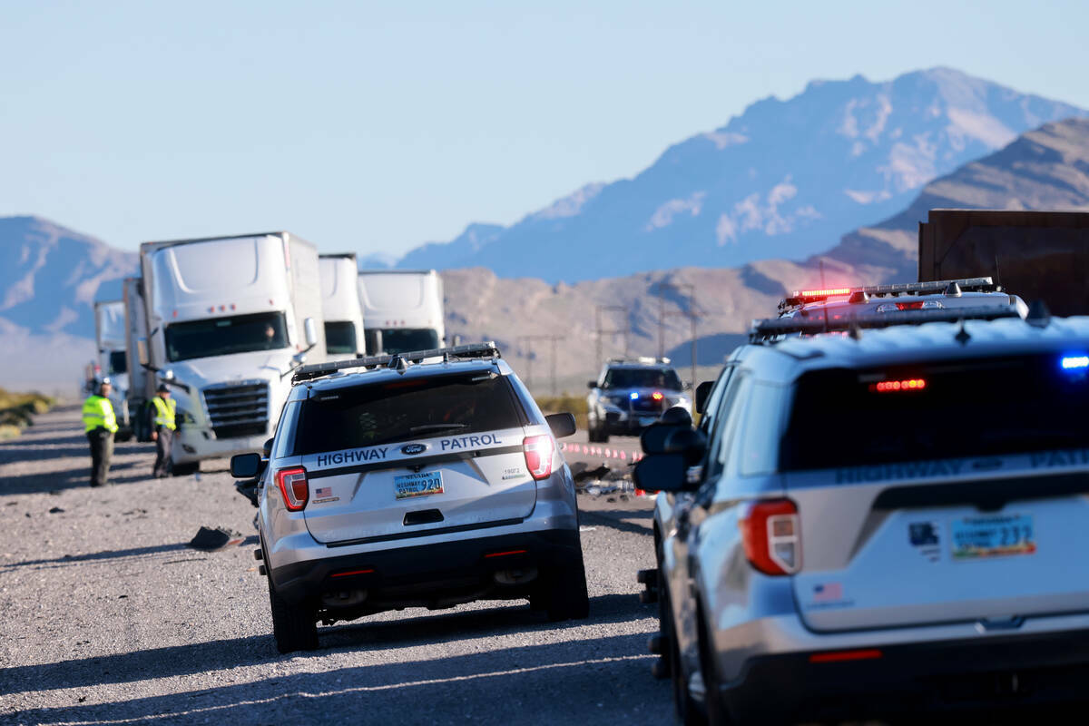 La Patrulla de Carreteras de Nevada investiga un accidente mortal en el que se vieron implicado ...