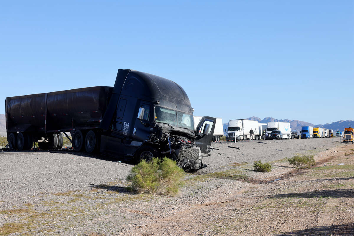 La Patrulla de Carreteras de Nevada investiga un accidente mortal que involucró a un semirremo ...