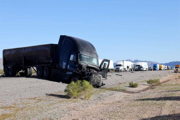 La Patrulla de Carreteras de Nevada investiga un accidente mortal que involucró a un semirremo ...