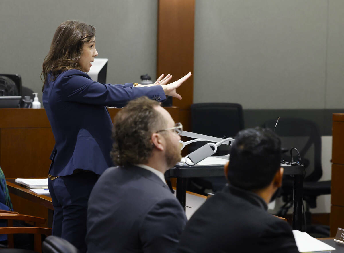 La abogada Jackie Nichols, a la izquierda, en representación del CCSD, se dirige al tribunal m ...