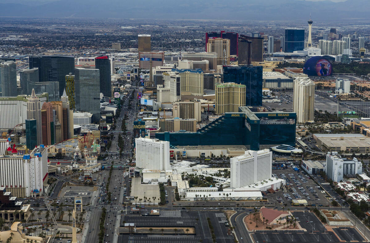 Propiedades a lo largo del Strip de Las Vegas en una foto del viernes 9 de febrero de 2024, en ...