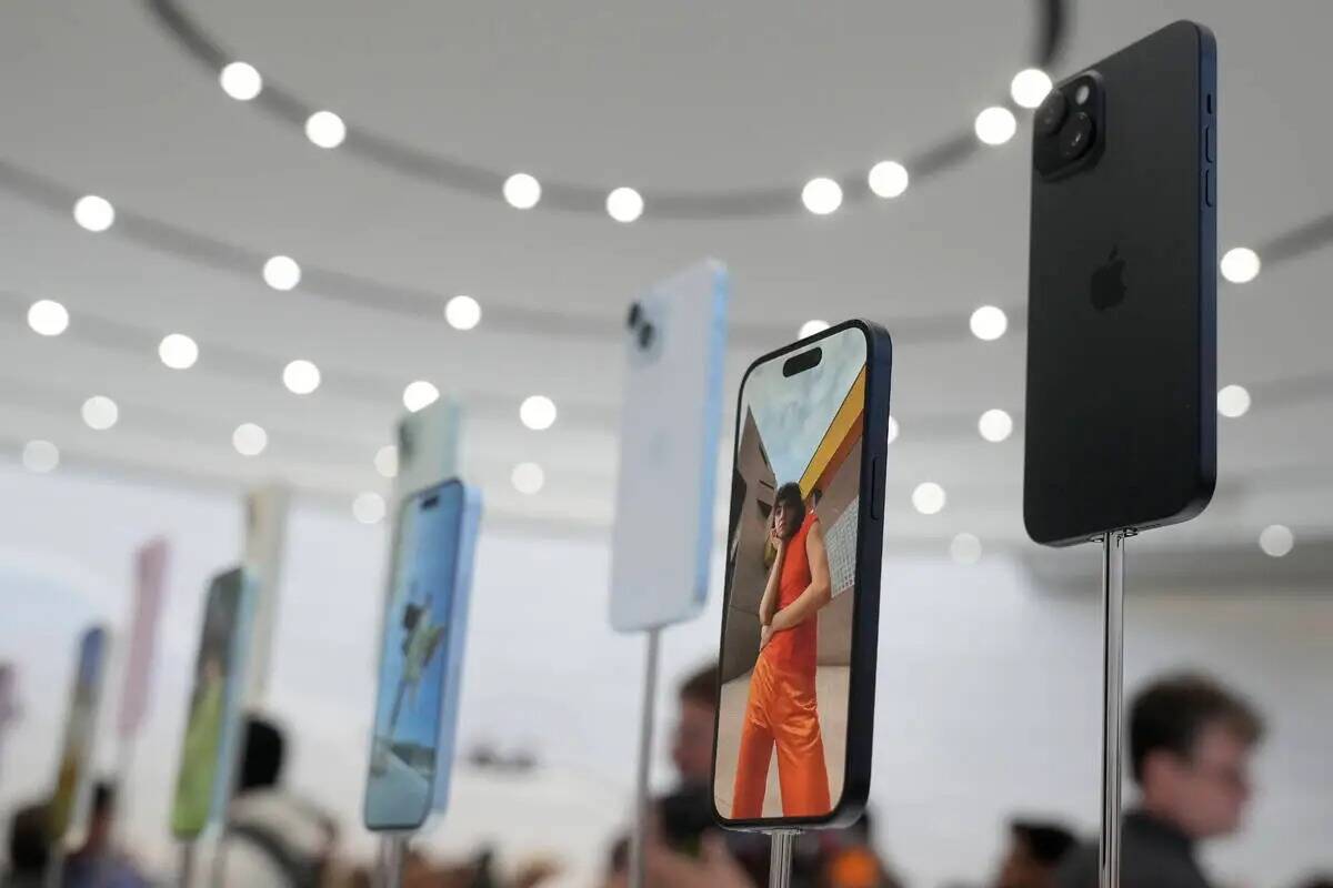 ARCHIVO - Los teléfonos iPhone 15 se muestran durante un anuncio de nuevos productos en el cam ...