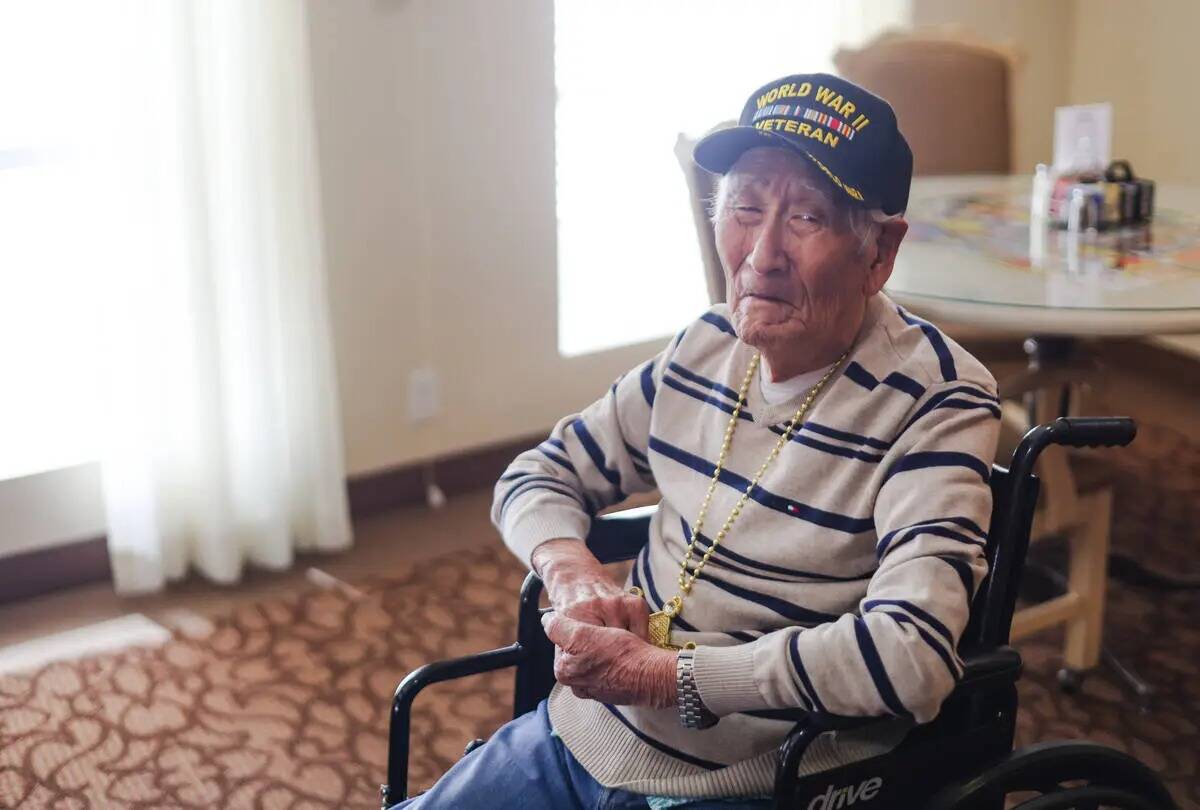 Roy Hashimura, veterano de la Segunda Guerra Mundial, posa para un retrato en la celebración d ...