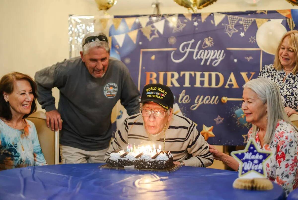 Roy Hashimura, veterano de la Segunda Guerra Mundial, sopla las velas de un pastel por su 105 c ...