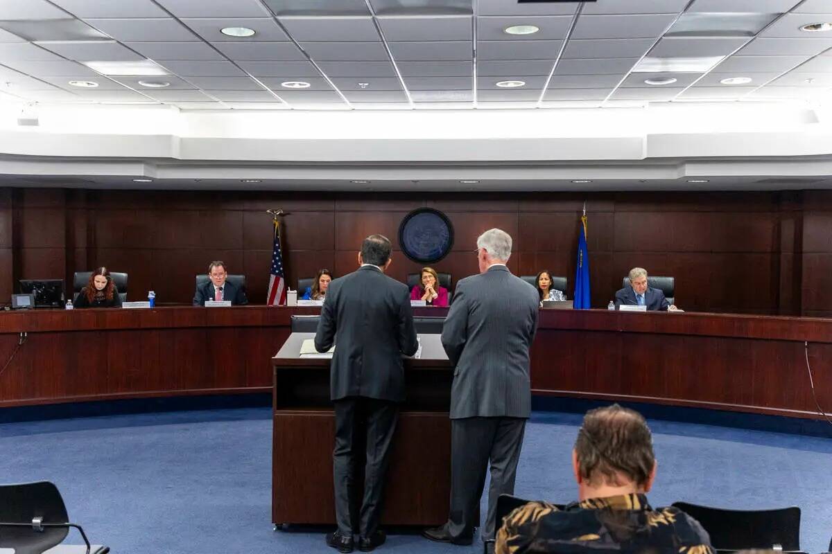 Miembros de la Comisión del Juego de Nevada hablan con ejecutivos y representantes de Bally's ...