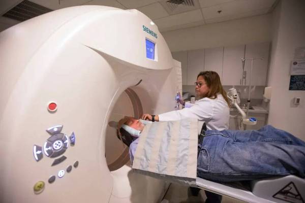 La tecnóloga de medicina nuclear Vanessa Martínez se prepara para realizar el escáner GE 180 ...