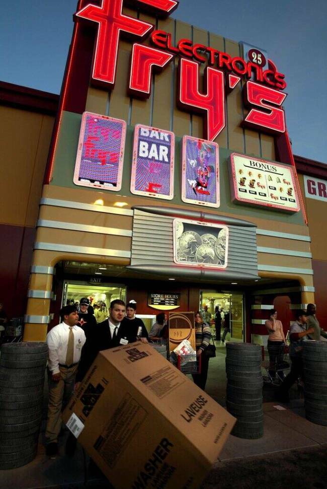 Compradores se agolpan en Fry's Electronics el día de la inauguración, el 17 de enero de 2003 ...