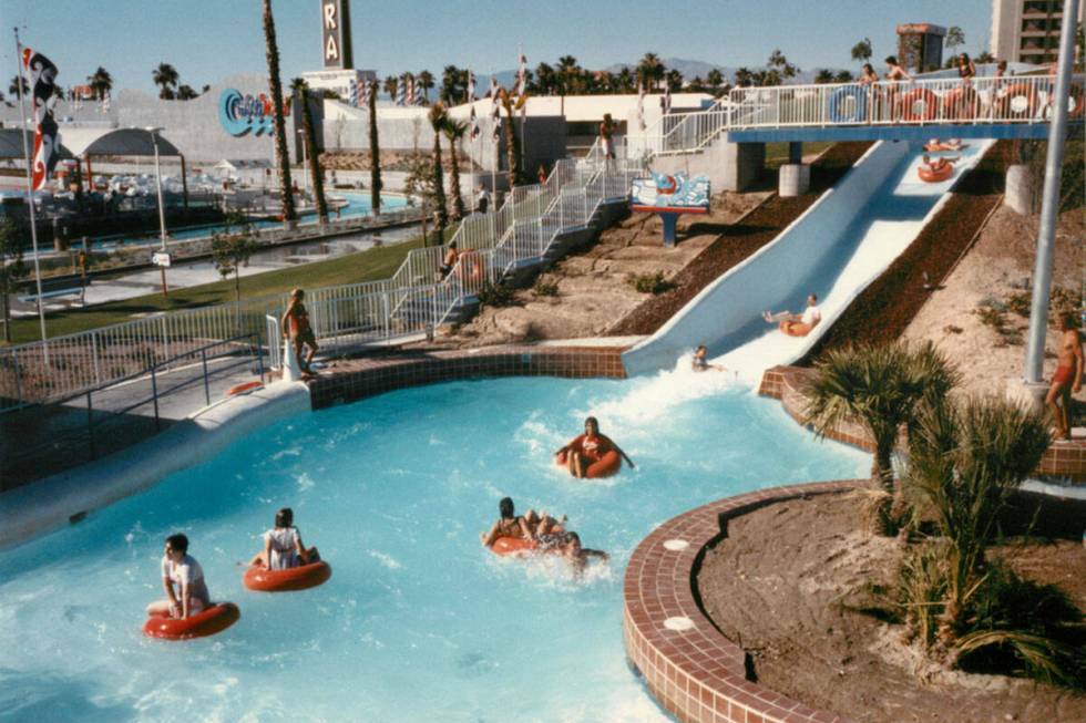Visitantes montan en la atracción Raging Rapids en Wet 'n' Wild en Las Vegas Boulevard en 1988 ...