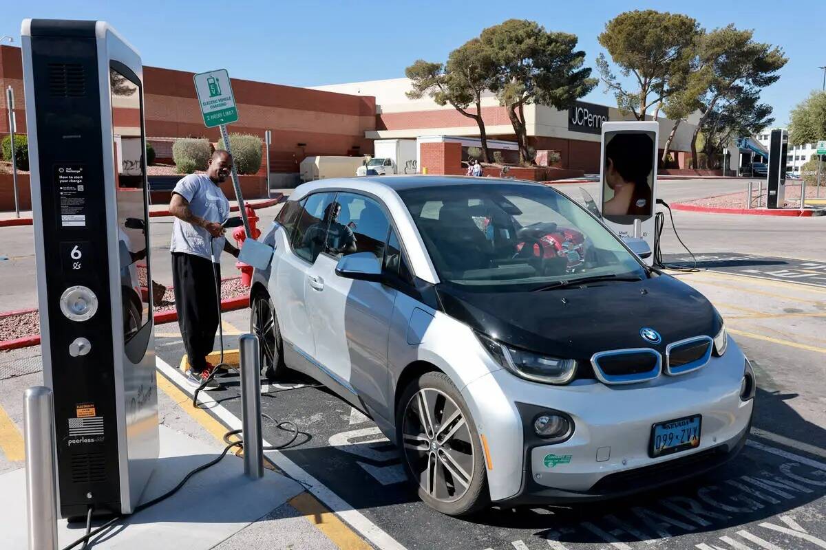 James Jackson carga su vehículo eléctrico en el centro comercial Meadows Mall de Las Vegas, e ...