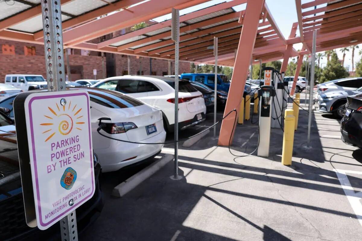 Vehículos eléctricos cargan durante en el Centro de Gobierno del Condado Clark en Las Vegas, ...