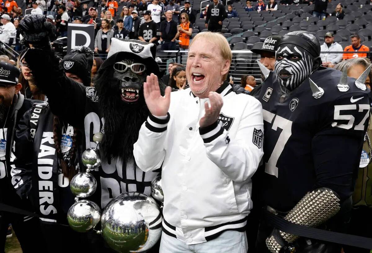 El dueño de los Raiders, Mark Davis, posa para una foto con los fans antes del comienzo de un ...