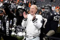 El dueño de los Raiders, Mark Davis, posa para una foto con los fans antes del comienzo de un ...