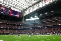 El kickoff en una vista general del estadio durante un partido de fútbol americano de playoffs ...