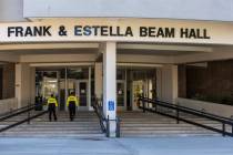 Personal de seguridad entra en el Frank & Estella Beam Hall de la UNLV, el martes 16 de enero d ...
