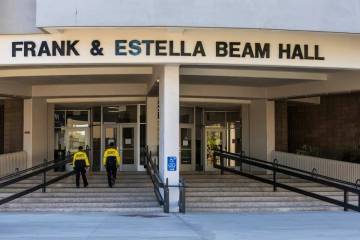 Personal de seguridad entra en el Frank & Estella Beam Hall de la UNLV, el martes 16 de enero d ...