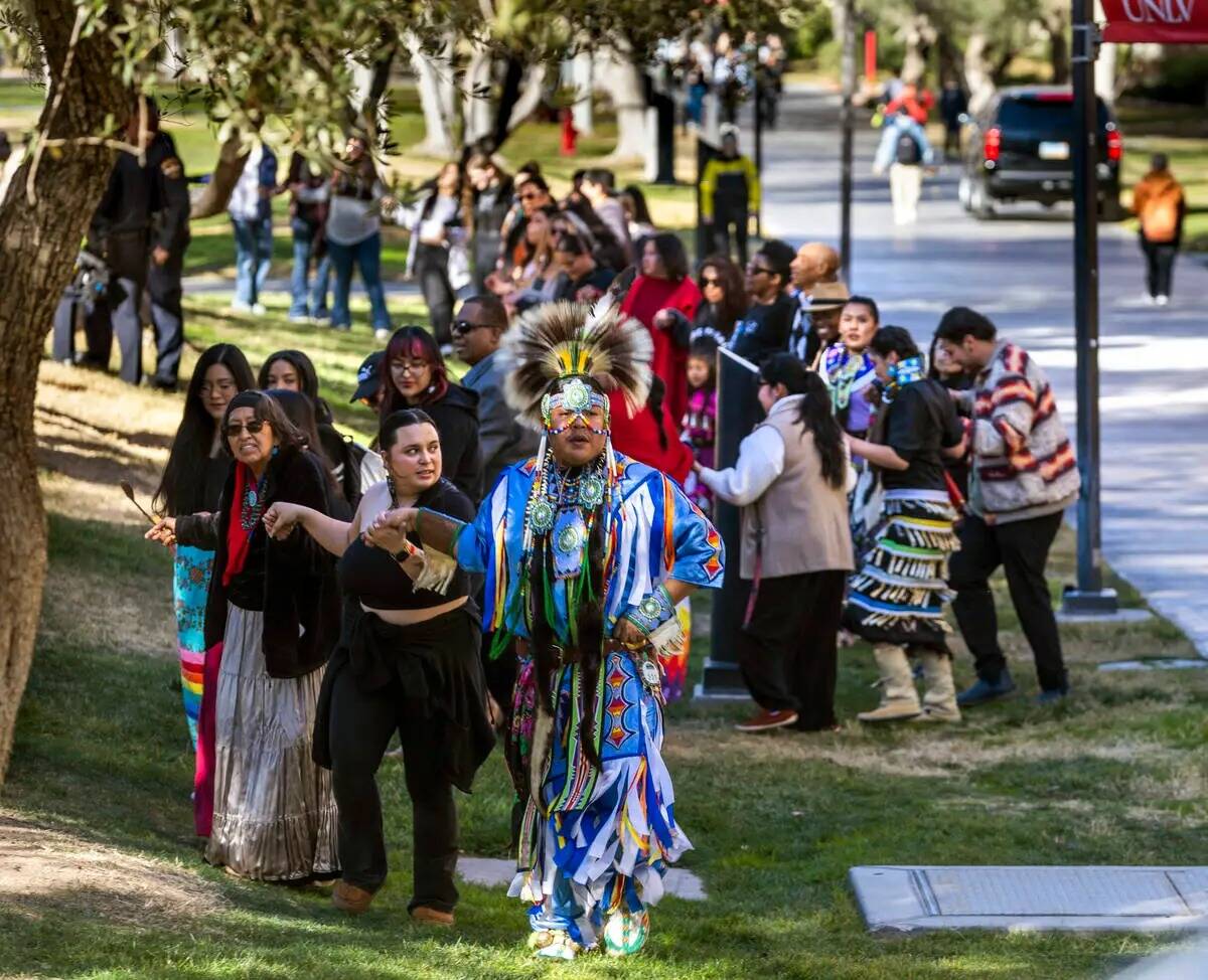 El bailarín navajo Keanu Bedonie dirige a los asistentes tomados de la mano en una danza circu ...