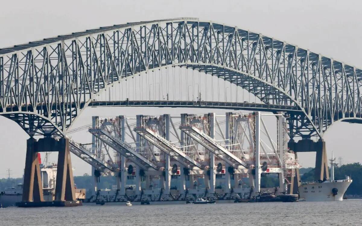 El buque Zhen Hua 13 pasa bajo el puente Francis Scott Key en Baltimore, el miércoles 20 de ju ...