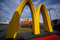 Letreros de McDonald's en East Palestine, Ohio, el 9 de febrero de 2023. Las acciones de Krispy ...