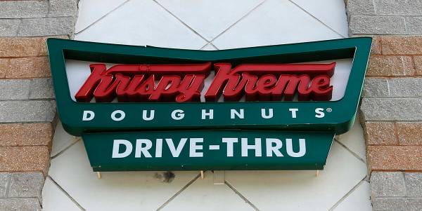 Un letrero de Krispy Kreme Doughnuts se muestra el 11 de agosto de 2017, en Miami. Las acciones ...