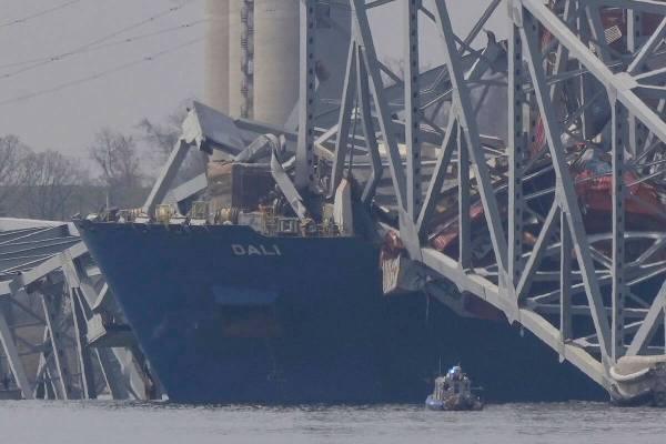 Un buque de carga reposa contra los restos del puente Francis Scott Key, el martes 26 de marzo ...